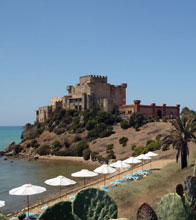 Falconara, dormire a picco sul mare