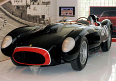 La 250 Testa Rossa da oltre 9 milioni di euro, record assoluto per una vettura all'asta, in esposizione alla Galleria Ferrari di Maranello