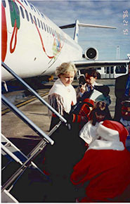 Joulupukki (Babbo Natale), appena atterrato incontra i bambini