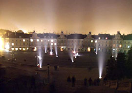 Luci di notte nella piazza Zamkowy