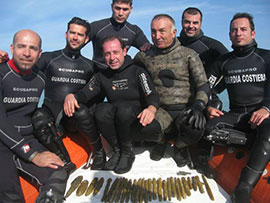 La squadra di sommozzatori della Capitaneria di Porto, della Guardia di finanza e della Soprintendenza del Mare che hanno recuperato i reperti archeologici. 