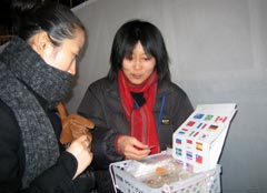 Informazioni turistiche con Heartful Japan 2 Volontari assistono i turisti per strada