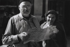 Una foto del 1948 che ritrae Hemingway e Fernanda Pivano durante un tour nelle Dolomiti. Fondazione Benetton Studi Ricerche. Fotografia di Ettore Sottsass
