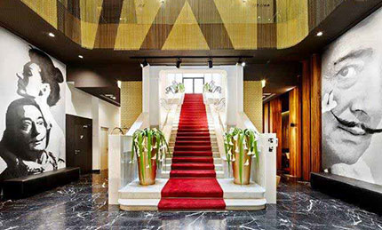 La hall dell’Hotel Vincci Gala di Barcellona. Immagini di Jose Hevia per DuPont™ Corian®