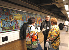 Un gruppetto di turisti in compagnia di un Big Apple Greeter (Photo: Marcus Reidenberg) 
