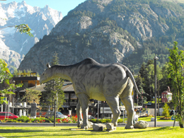 L'esemplare ricostruito di Indricotherium transouralicum in piazza a Courmayeur