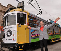Il tram decorato dall'artista Joe Campbell. Courtesy of Melbourne Festival