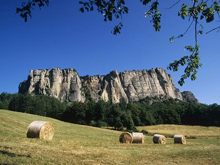 La Pietra di Bismantova è una montagna dell'Appennino reggiano, alta 1041 metri situata nel comune di Castelnovo ne' Monti, paese che sorge alle sue falde, in provincia di Reggio Emilia