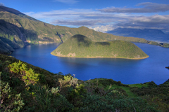 La laguna de Cuicocha sugli altipiani settentrionali del Paese