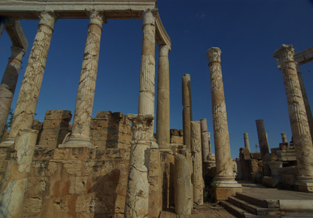 Il teatro di Leptis fu eretto nel I secolo d.C. con i finanziamenti di un ricco leptitano, Annibal Rufus. E' stato uno dei primi teatri in muratura dell'impero romano