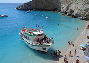 Turisti in arrivo al Porto Katziki