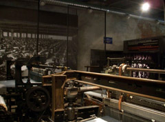 L'interno del Museo della Manufaktura. Vi è rappresentato oltre un secolo di storia dell'industria tessile di Lodz