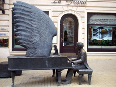 Il monumento ad Arthur Rubinstein sulla Piotrowska. Basta inserirci una monetina per sentire suonare il grandissimo pianista, nativo proprio di Lodz