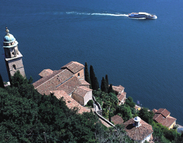 Il campanile della chiesa di Santa Maria del Sasso sul lago di Lugano