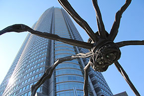 Una scultura di ragno davanti alla Mori Tower