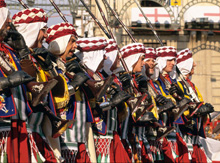 Tre giorni di festa e un impegno non indifferente da parte di tutta la comunità per adornare il centro con luminarie e bandiere e per confezionare i costumi dei festinanti