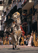 San Jorge, San Giorgio, è il santo cavaliere che diede una svolta all'esito della battaglia favorendo gli spagnoli. La sua immagine apre la processione solenne  