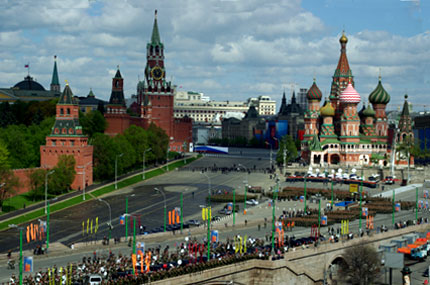 Soldati in attesa di sfilare davanti al Cremlino e San Basilio 