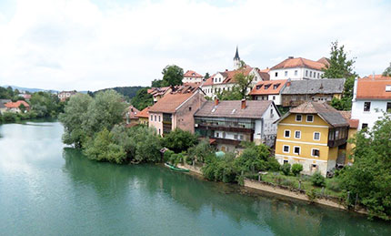 La città di Novo Mesto si snoda lungo le sponde del fiume Krka