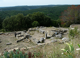 Languedoc I resti dell'antica città fortificata di Gaujac 