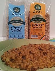 Orzo e farro integrale di Luzi. Due tipologie di cereali amate da chi vuole mantenersi in forma riducendo il consumo di carne e prediligendo farine non raffinate e biologiche