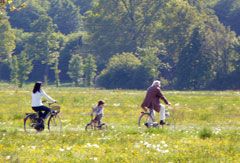 Famiglia in bici al Parco di Monza