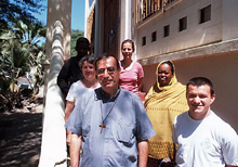 Gibuti Padre Bertin insieme ai suoi collaboratori