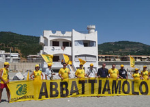 Volontari di Legambiente davanti a un eco-mostro a Falerna (Cz)