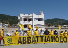 Spigolando tra turismo e dintorni. Sapevate che... 3 Volontari di Legambiente davanti a un eco-mostro a Falerna (Cz)