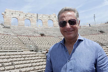 Lo spettacolo sta per iniziare Paolo Bonolis, conduttore della serata, all'interno dell'Arena di Verona