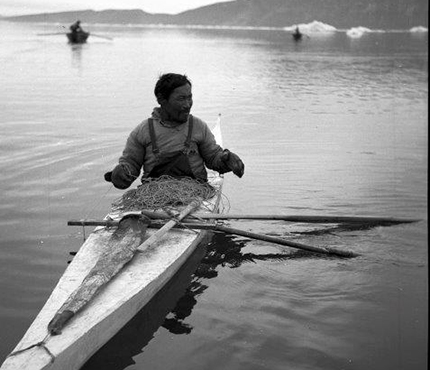 Pesca dello squalo artico, 1939. Fotografa Jette Bang © Arktisk Institute