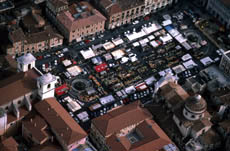 L'Aquila, Piazza Duomo vista dall'alto prima del terremoto (archivio Aptr)