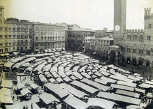 Il mercato in Piazza del Campo, in una foto dei primi anni del Novecento