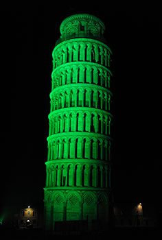 La Torre di Pisa 'tinta' di verde