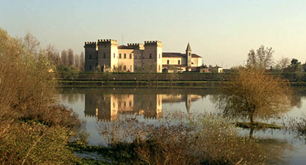 Il cinquecentesco Castello della Mesola, all'interno della Riserva Naturale del Bosco della Mesola