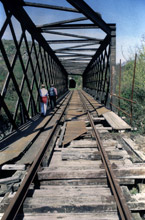 Una linea ferroviaria ha bisogno di infrastrutture. Ponti, viadotti, gallerie... Anche se non più in esercizio queste opere rimangono e possono essere utilizzate facilmente dagli escursionisti.