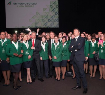 Renzi con lo staff Alitalia