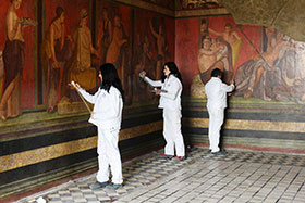 Restauri in corso nella Sala del Triclinio, Pompei