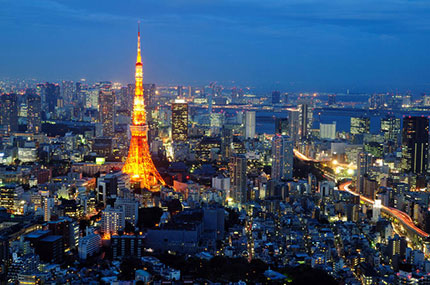 La Tokyo Tower svetta sulla città replicando la forma e lo stile della Tour Eiffel di Parigi 