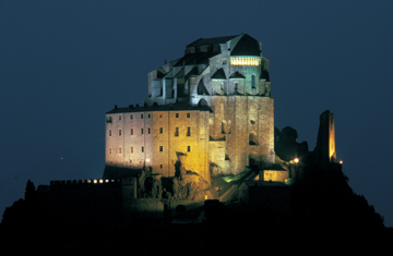 La Sacra di San Michele è un complesso architettonico collocato sul monte Pirchiriano, all'imbocco della Val di Susa