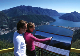 Il ponte che taglia il lago tra Melide e Bissone visto dall'alto del monte San Salvatore