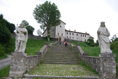 La scalinata che conduce al Santuario dei Martiri Vittore e Corona ad Anzù di Feltre