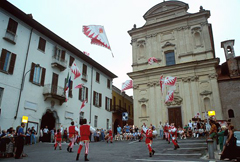 Sbandieratori in Piazza Caduti