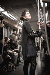 La Moda sale sul Metrò. Una modella vestita da Alessandra Marchi