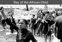 Un corteo di protesta a Soweto (Sudafrica) nel 1976. Foto © Peter Magubane.