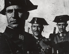 A Cagliari le foto di Eugene Smith 4 Guardia civile spagnola