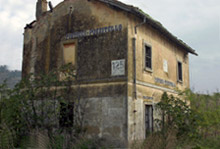 La vecchia stazione di Pisticci, in provincia di Matera, testimonia lo stato di abbandono di numerosi immobili appartenenti al patrimonio ferroviario. Opportunamente recuperati potrebbero diventare strutture turistiche. 