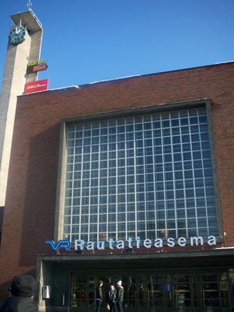 La stazione ferroviaria è un esempio di architettura finlandese di metà '900. Forse non eccelsa esteticamente ma molto funzionale