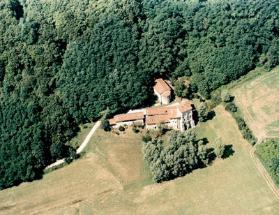 Un'immagine aerea del Monastero di Torba. Il complesso comprende vari elementi architettonici: la chiesa, la cascina rurale, il torrione fortificato (Foto: Archivio Fai)