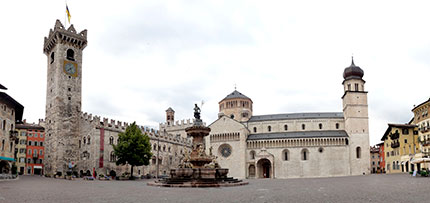 Trento, Piazza del Duomo con Museo Diocesano e Basilica di San Vigilio